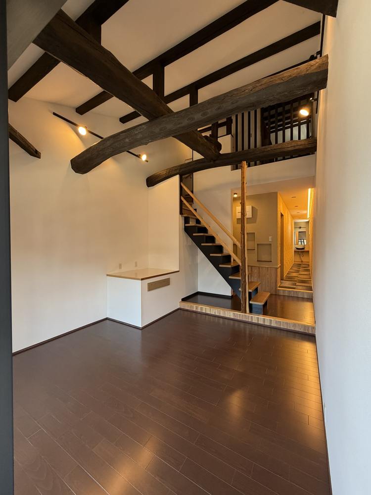 Beams and log pillar in the Annex
