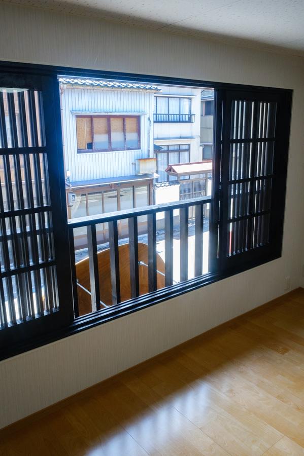 Room overlooking the street