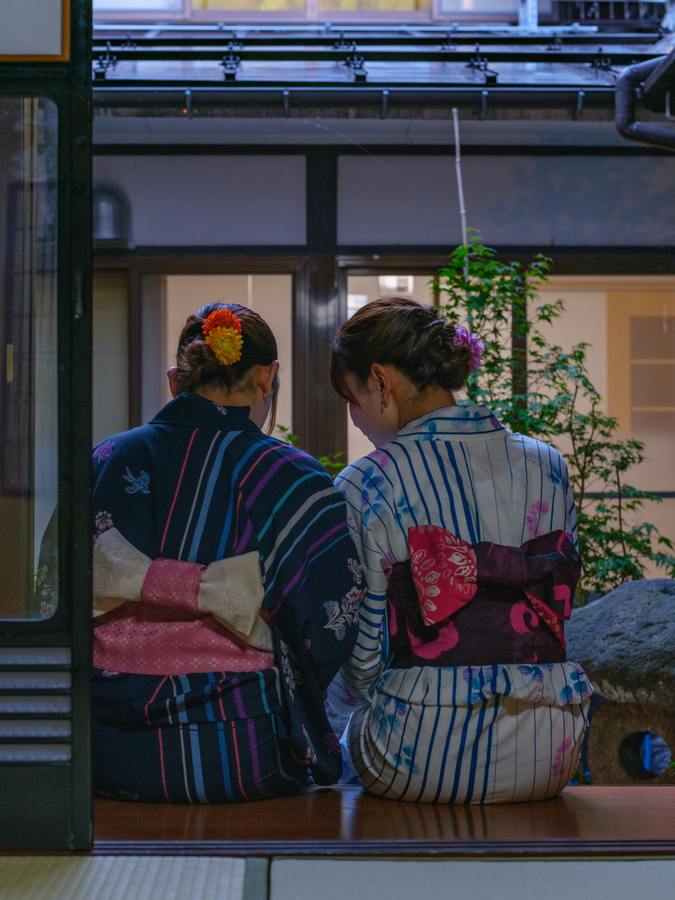 Guests in yukata by the garden